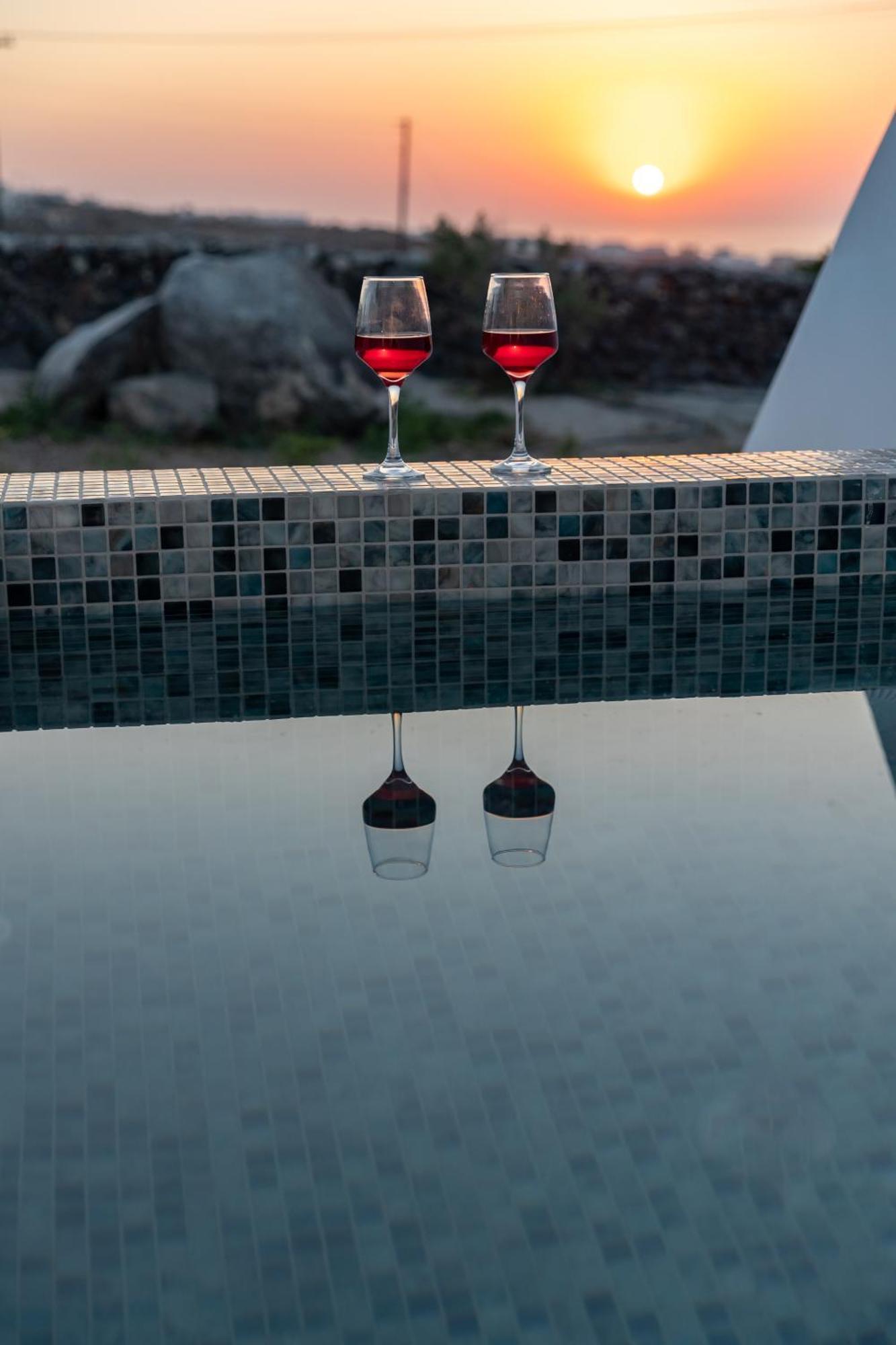 Theophrasti Suites Foinikiá エクステリア 写真